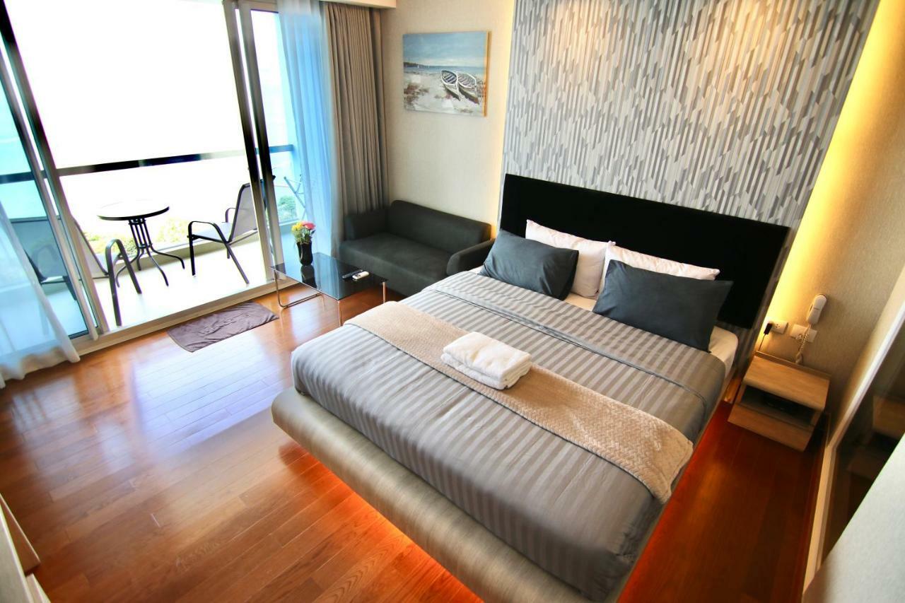 Luxurious Beachfront Pattaya Exteriör bild